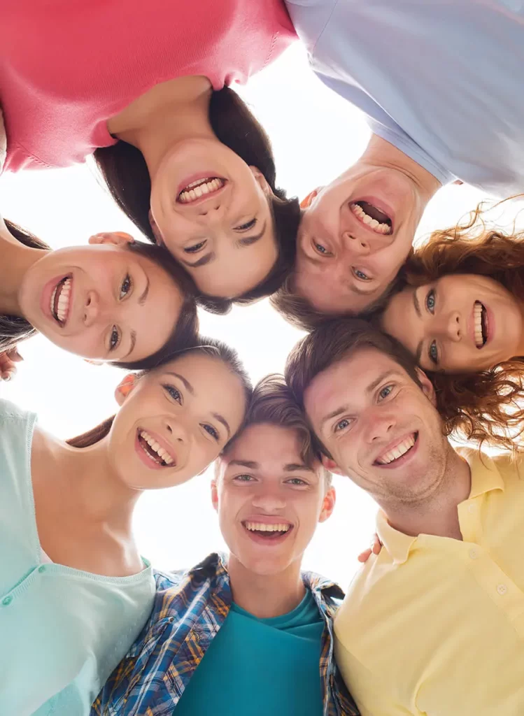 Grupo de adolescentes sonrientes aprendiendo cómo calmar emociones, consejos prácticos para adolescentes | Centro Psicológico Kiri