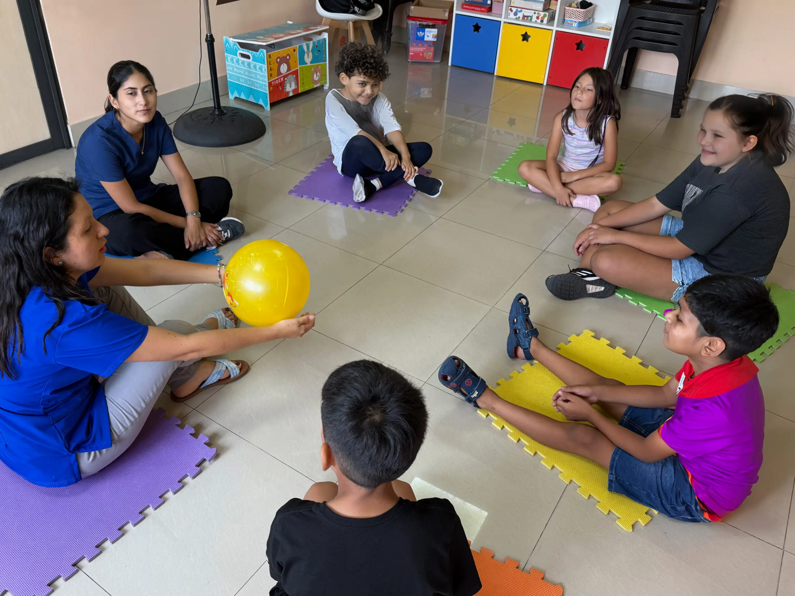 Niños en taller grupal de habilidades sociales, Centro Psicológico Kiri San Borja Lima