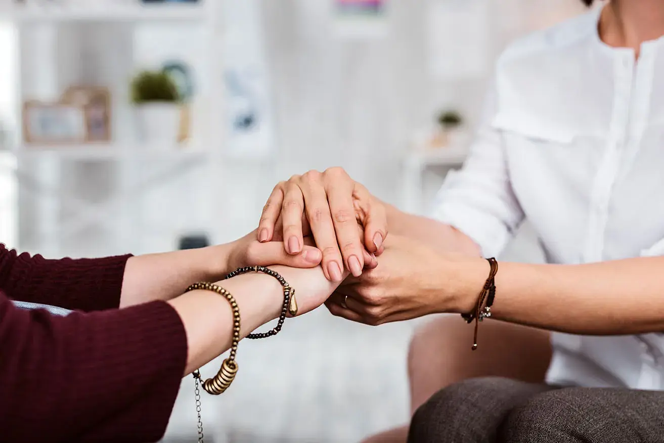 Psicóloga acompañando a adulto en sesión de terapia, Centro Psicológico Kiri San Borja Lima