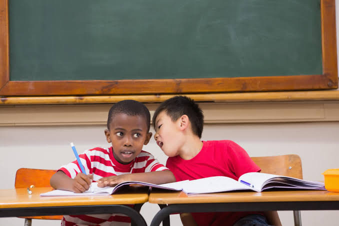 niño distraído en el colegio con dificultades de concentración